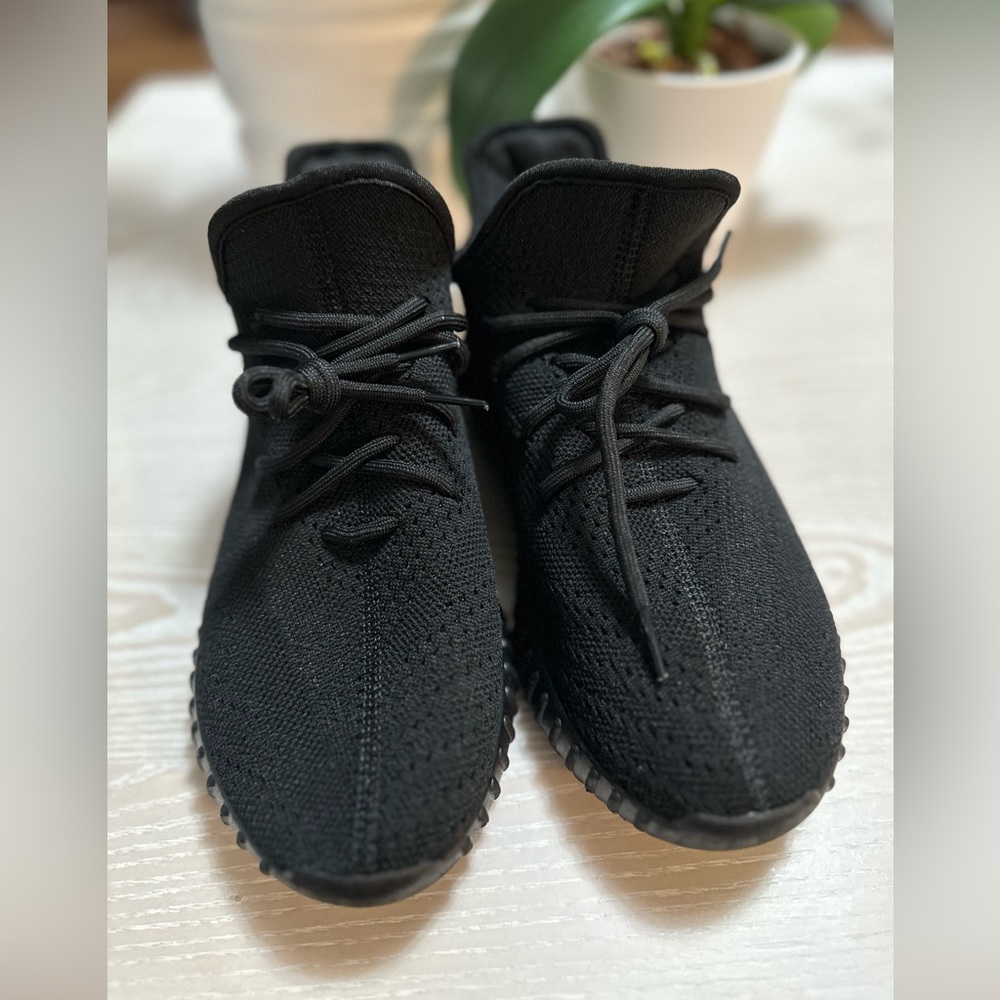 Black women’s sneaker, size 37